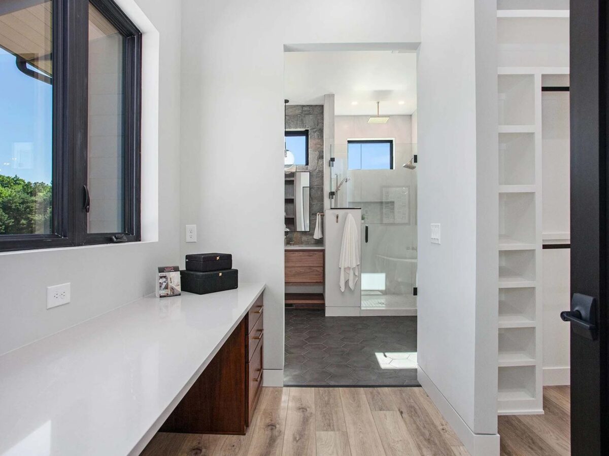 imgi_26_modern+maste+suite.+master+bathroom.+master+closet